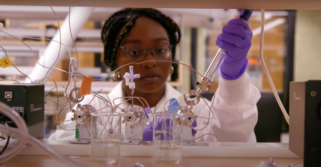 Black woman working in the lab